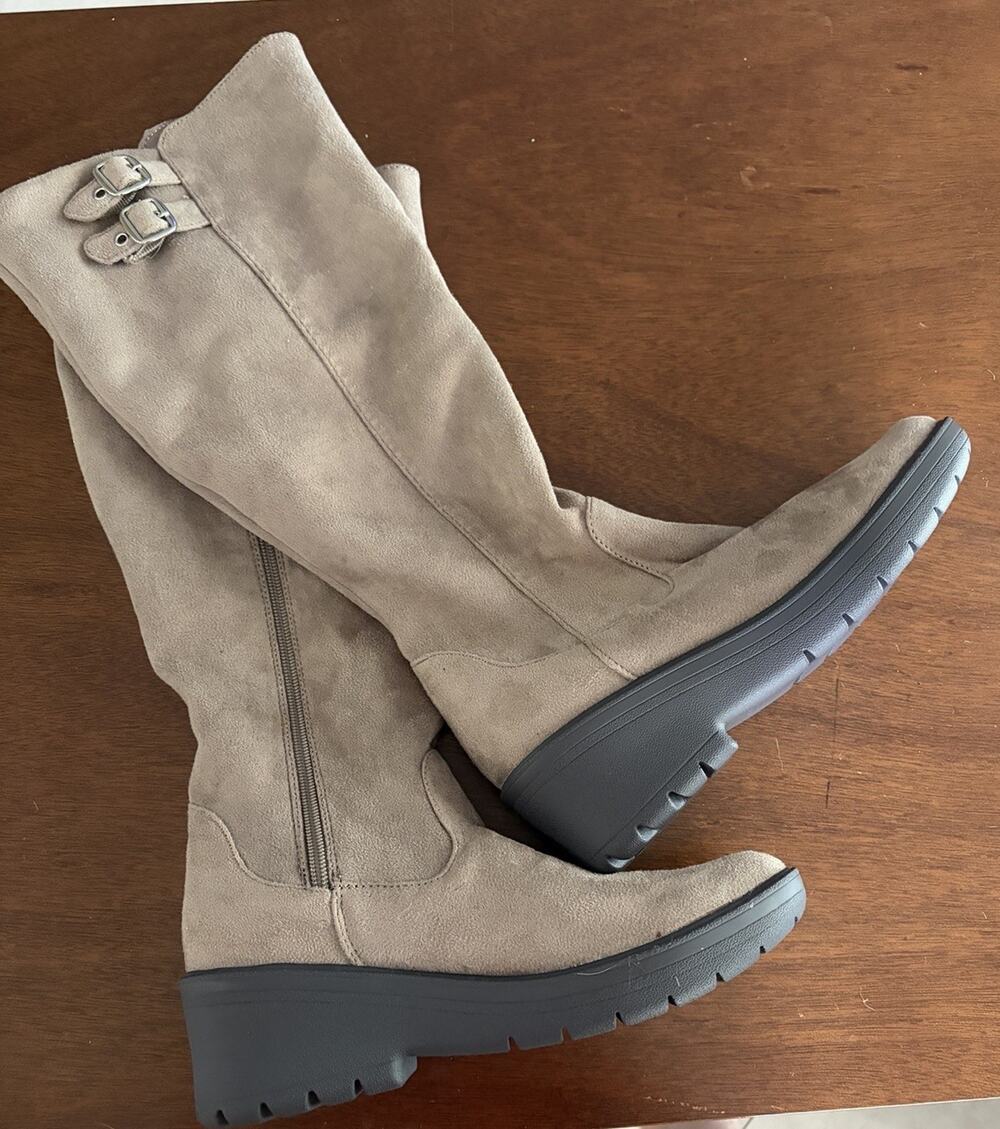 Women’s Bzees Boot beige Size 6